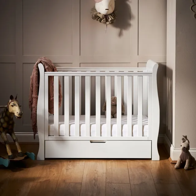 Obaby Stamford Space Saver Sleigh postýlka s přebalovákem