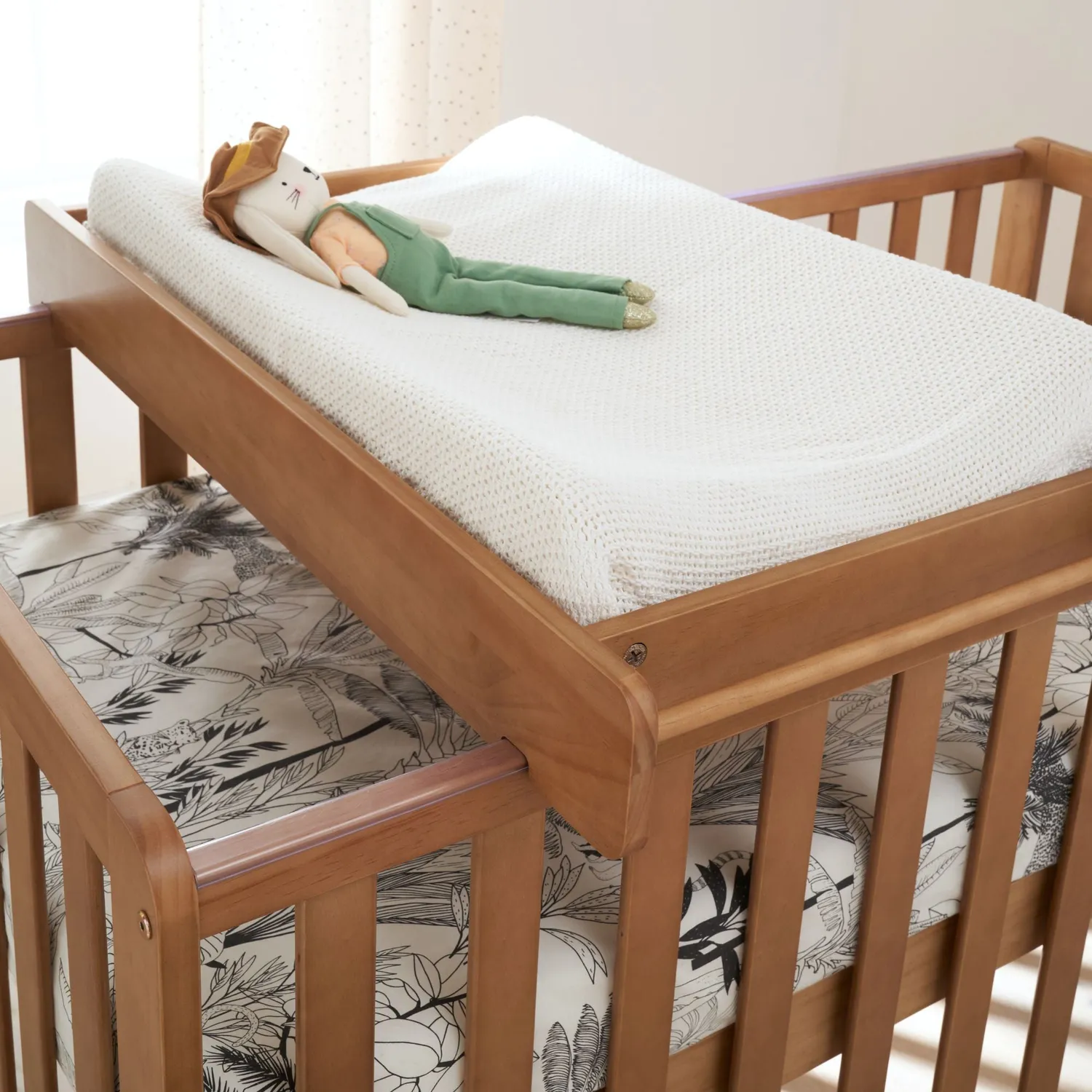 Tutti Bambini Malmo postýlka s přebalovákem Honey Oak