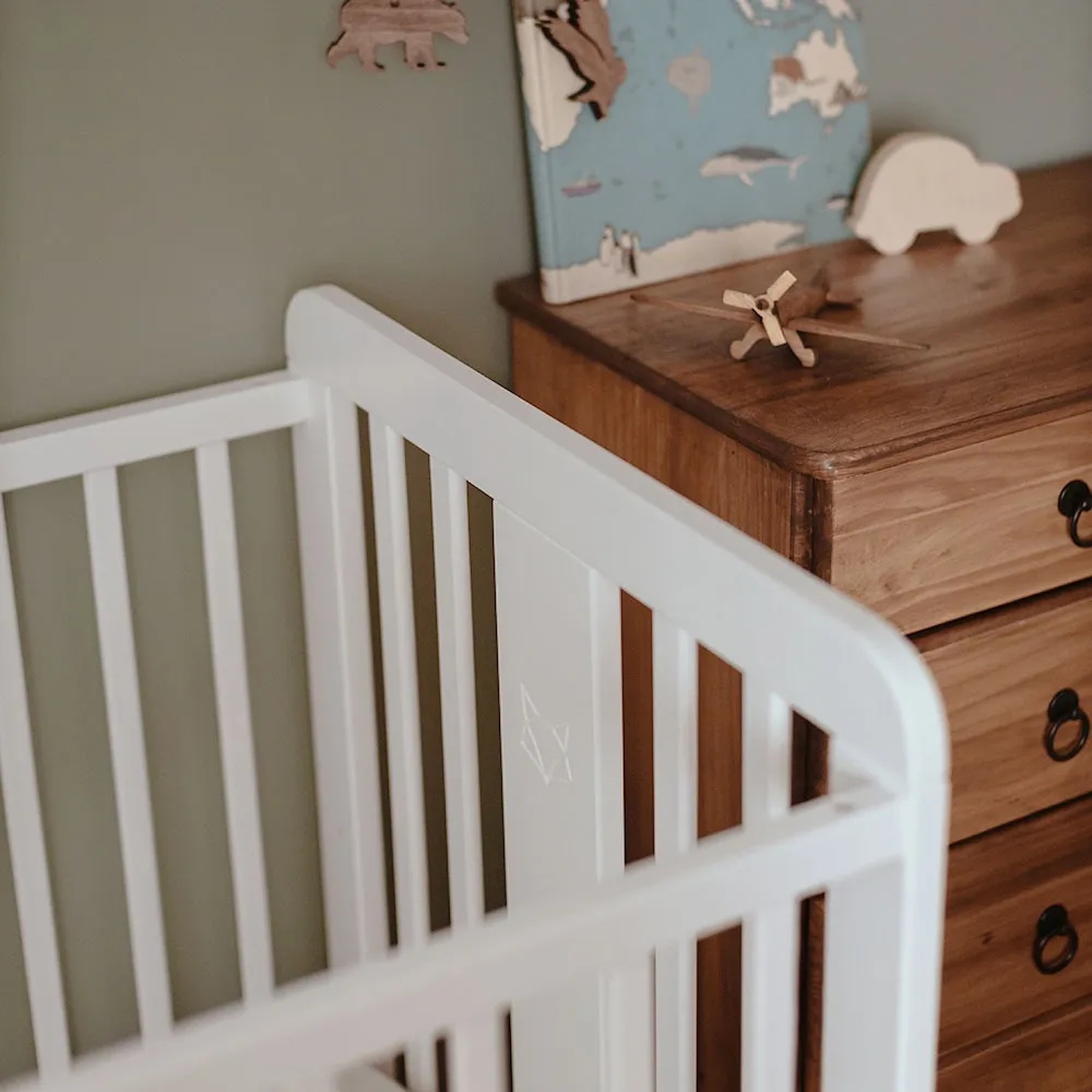 Woodies Foxy Cot 120×60 dětská postýlka bílá