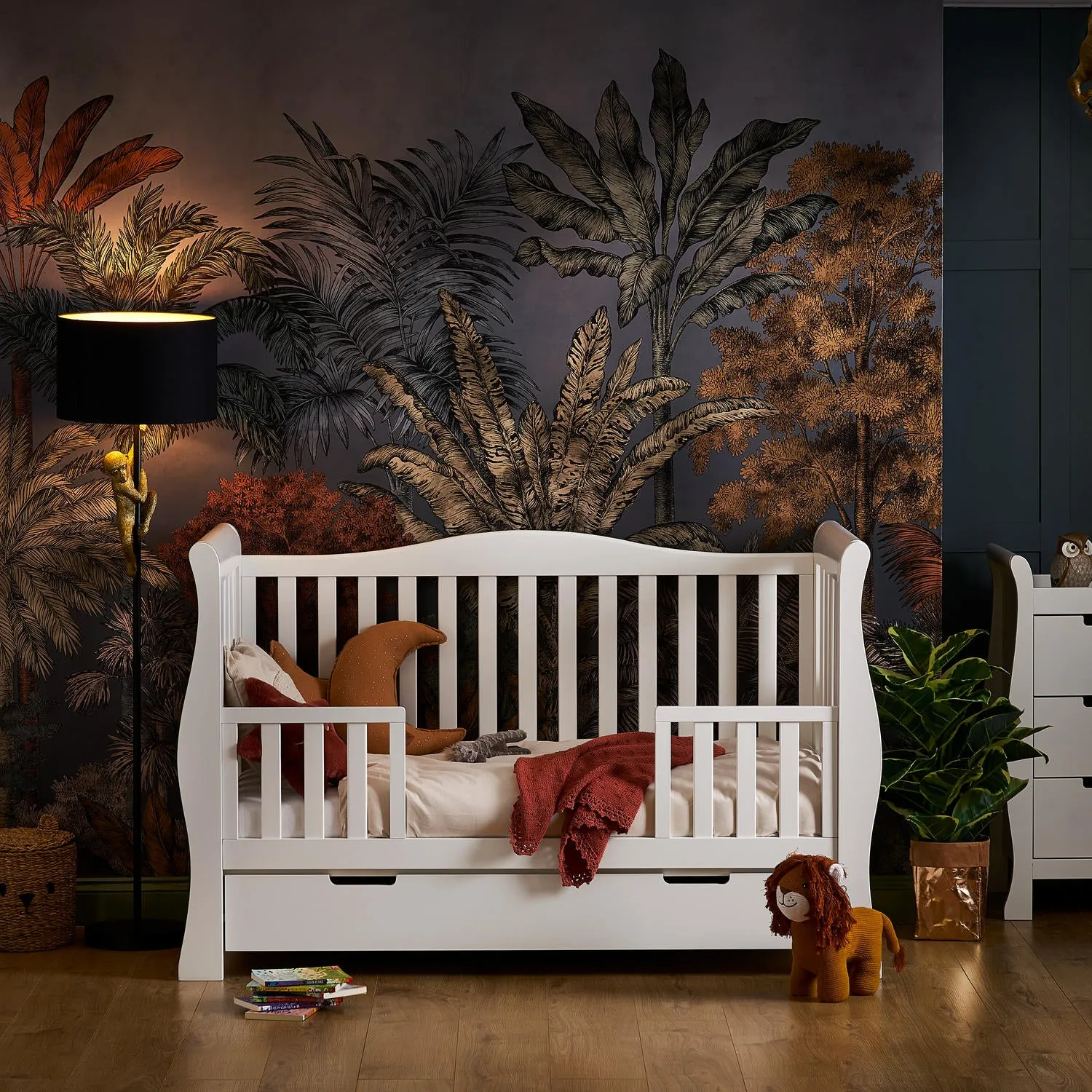 Obaby Stamford Luxe Sleigh cot bed postýlka 140 × 70 cm