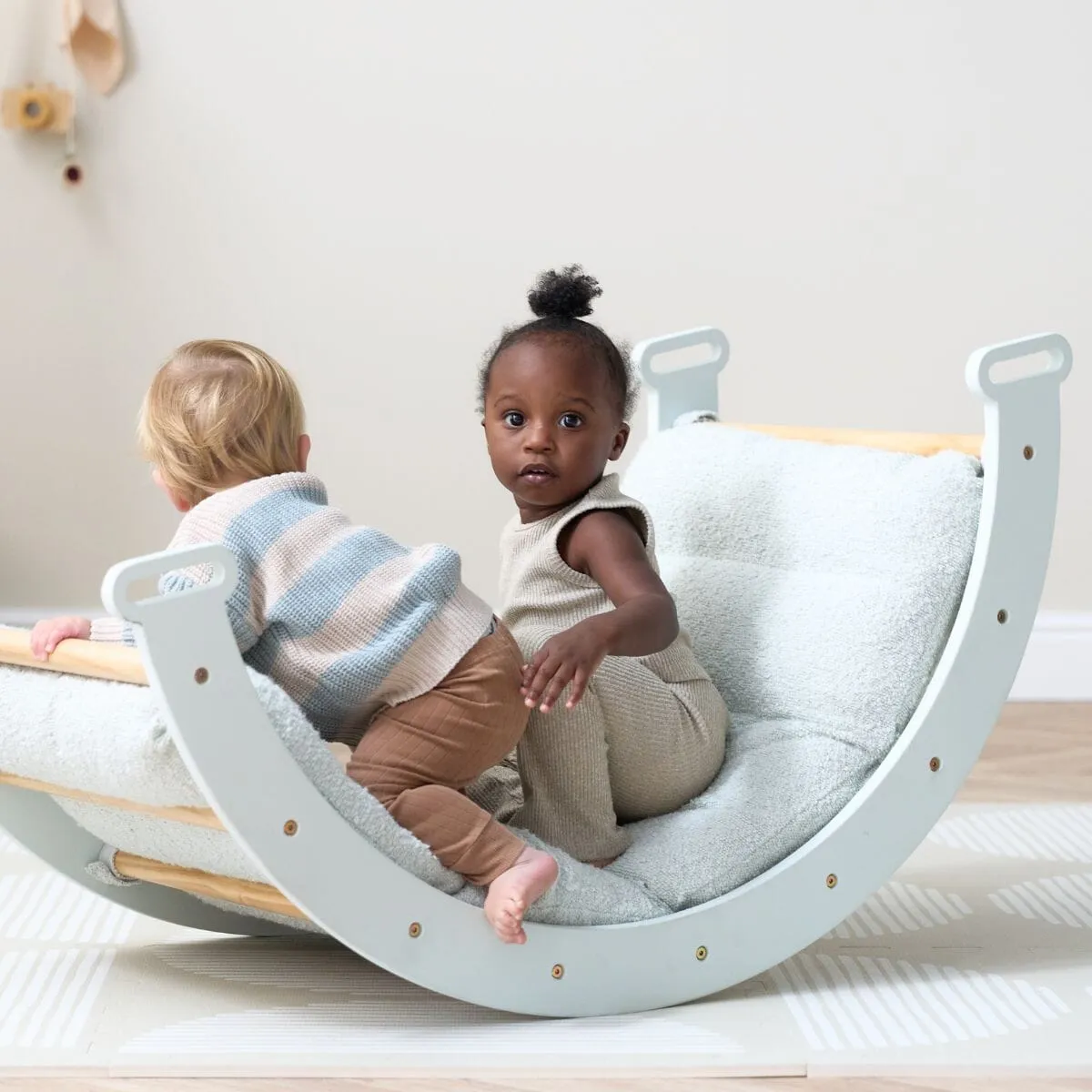 Tutti Bambini Scala Montessori Pikler Play Arch & Cushion hrazda