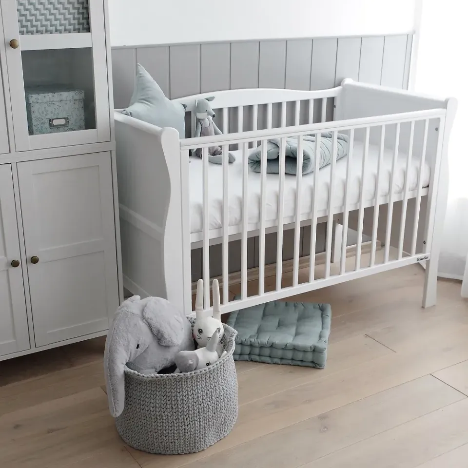 Woodies Noble Cot 120×60 dětská postýlka bílá