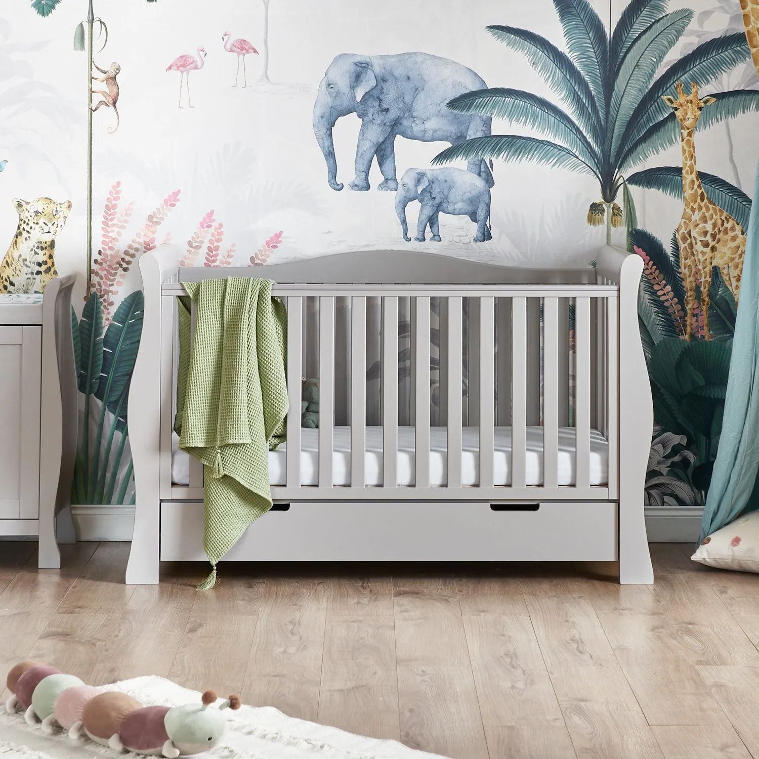 Obaby Stamford Luxe Sleigh cot bed postýlka 140 × 70 cm