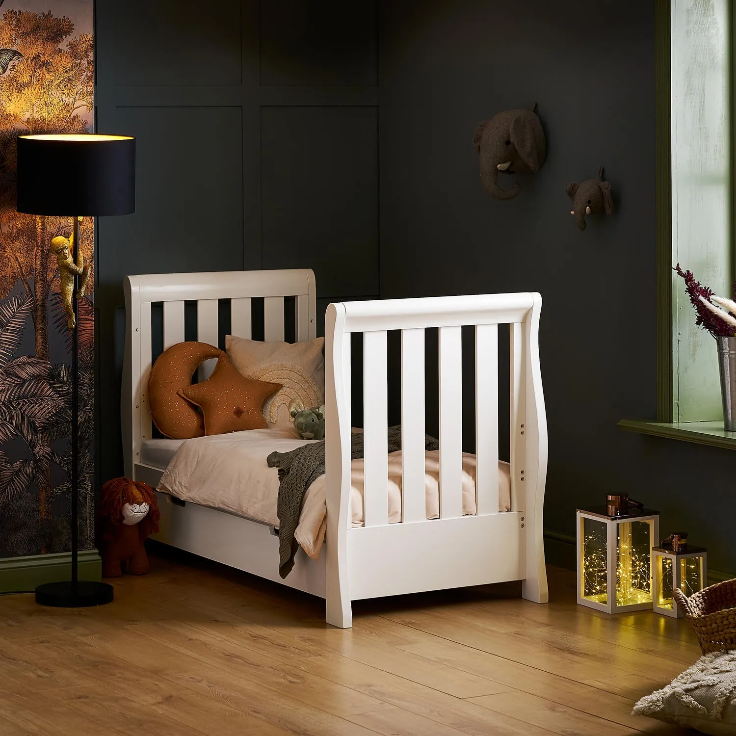 Obaby Stamford Luxe Sleigh cot bed postýlka 140 × 70 cm