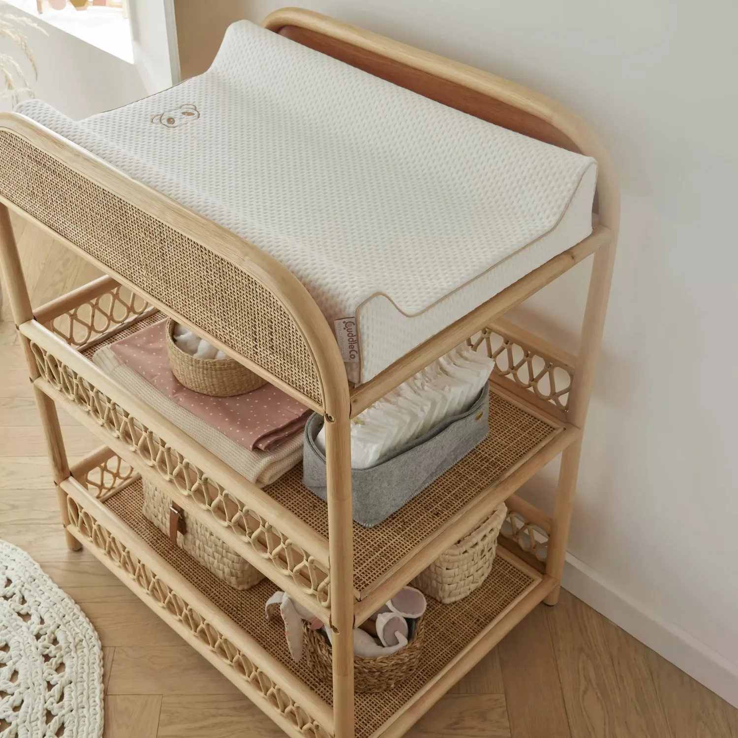 Cuddleco Aria 2dílný nábytek kolébka a přebalovák ratan