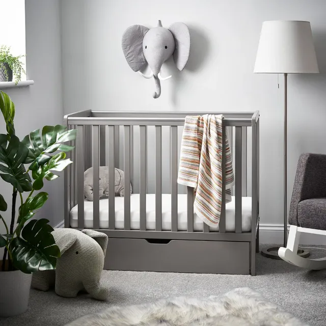 Obaby Bantam Space Saver Cot postýlka taupe grey s úložným šuplíkem