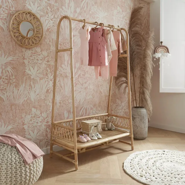 Cuddleco Aria stojan na oblečení ratan + 12 ramínek