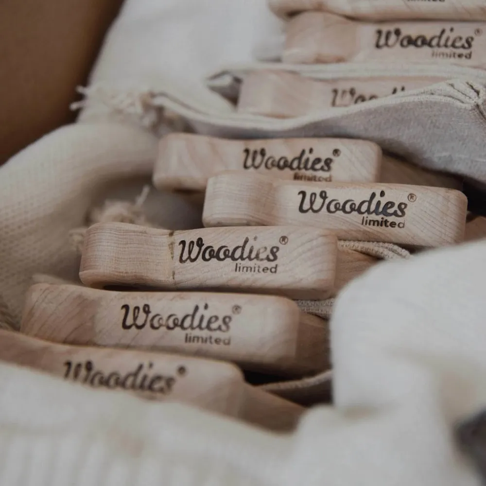 Woodies Limited dřevěné kousátko jezevec 9×8 cm